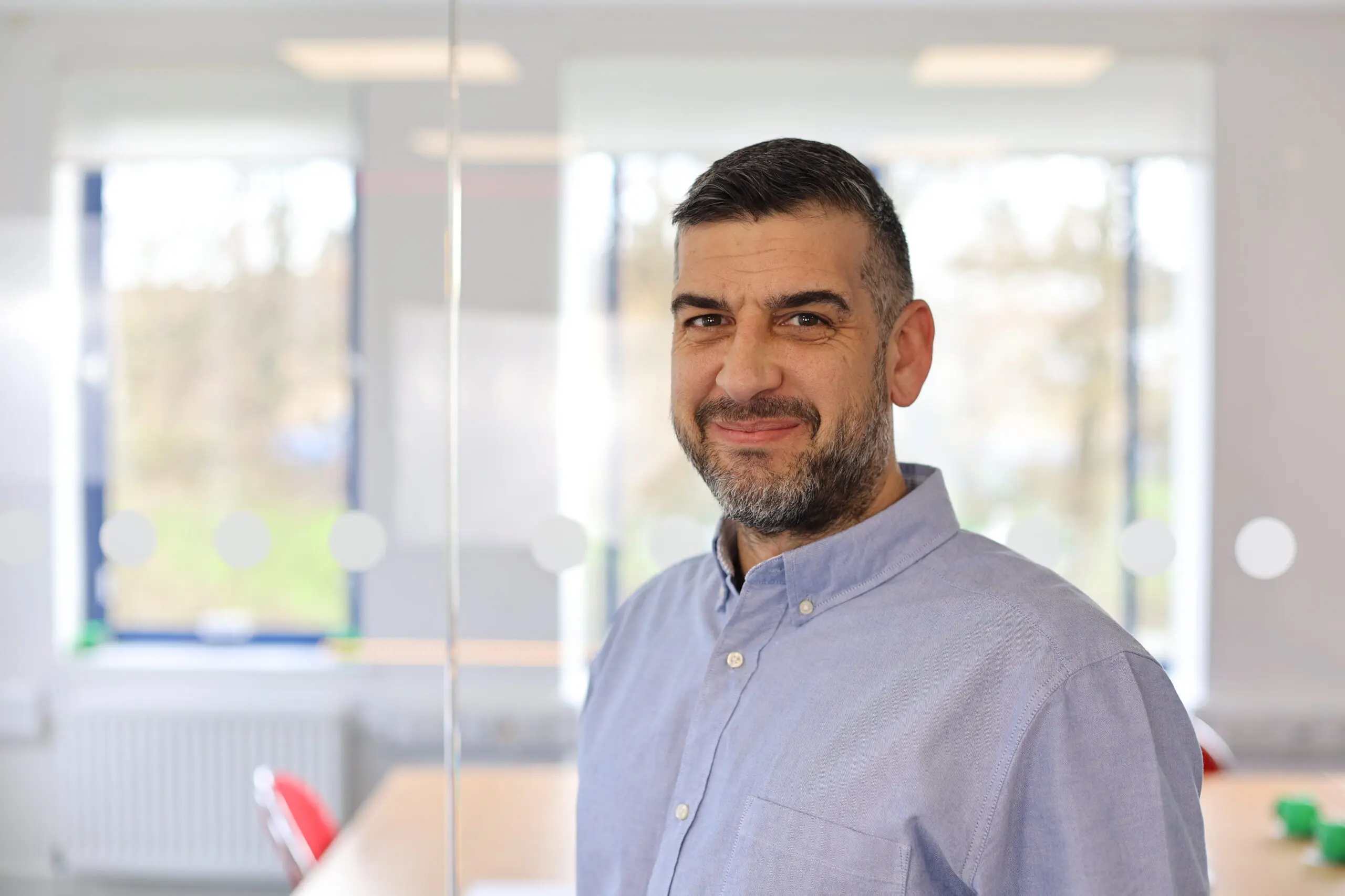 YW4A4488 shane office cas,